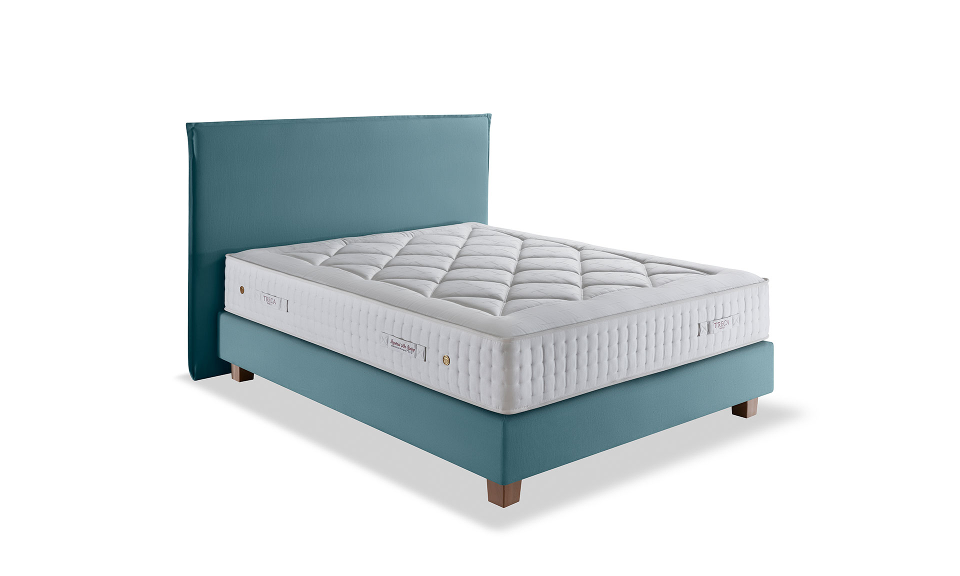 Photo présentant un lit composé d'un matelas ressort en saches blanc de hauteur : 30, ainsi qu'une tête de lit en tissu bleu argile avec capitonnage.